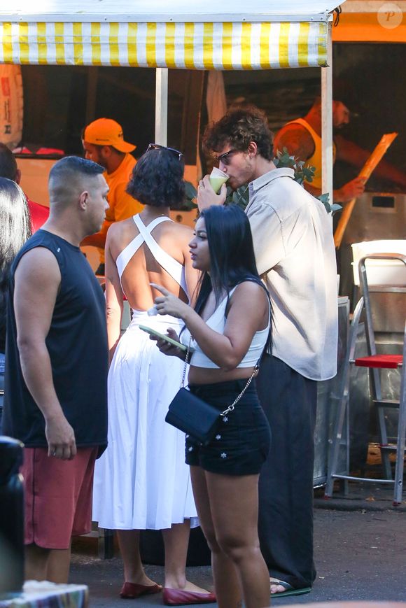 Shawn Mendes experimentou até caldo de cana!