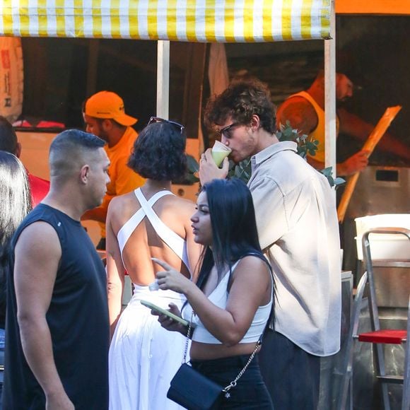 Shawn Mendes experimentou até caldo de cana!
