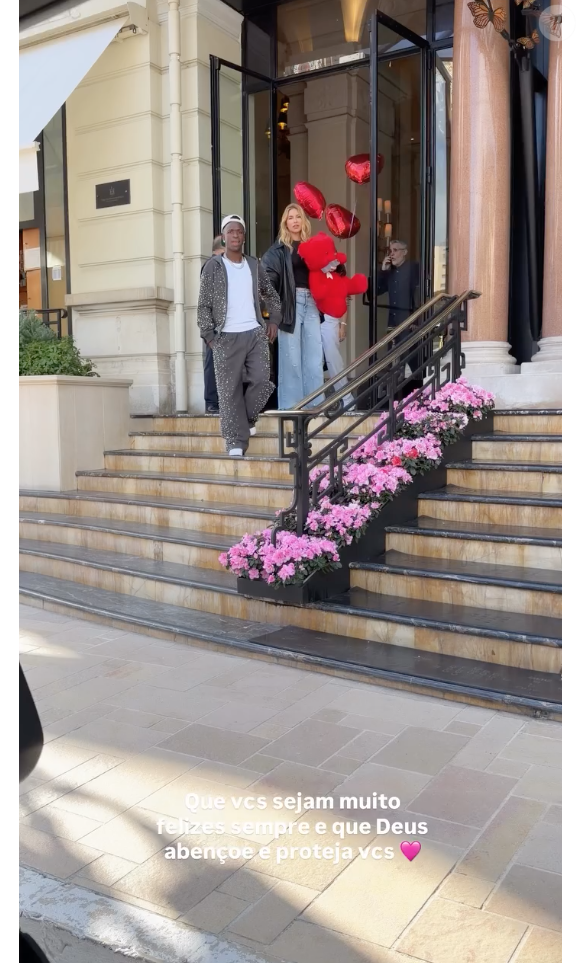 Ao deixarem o hotel onde o pedido aconteceu, Virgínia e Vini Jr. foram recebidos por amigos na área externa