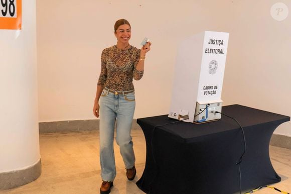 Grazi Massafera, a Arminda de 'Três Graças', vota e sorri aos fotógrafos em segundo turno das eleições presidenciais 2026