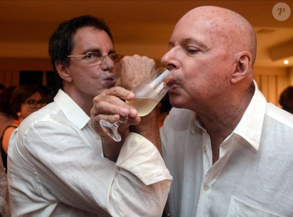 Viúvo de Gilberto Braga critica diálogo de remake: “Bobo e sem glamour”
Edgar Moura Brasil desaprova adaptação de Manuela Dias e diz que autor original “jamais escreveria algo assim”.