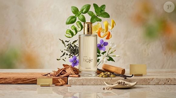 O perfume Hoje Masculino reúne manjericão, hortelã, bergamota, limão, mandarina, chá verde, violeta, jasmim sambac, cedro, sândalo, almíscar, cardamomo e baunilha em sua composição