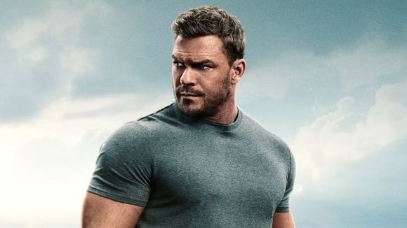 'Eu destruí meu corpo': aos 43 anos, Alan Ritchson, de 'Reacher', revela ter usado testosterona após ganhar 30 kg de músculos em 8 meses; entenda