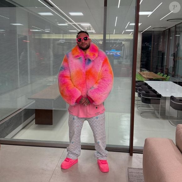 Neymar inimigo da moda? Jogador usou casaco rosa pink cheio de pelos e foi detonado nas redes sociais