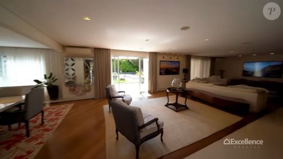 Muito espaço, luxo e conforto em casa de 2 andares com 2.100 metros quadrados em SP