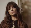 Isis Valverde já cortou o cabelo com Curtains Bags, utilizando uma franja mais curta no meio e longa nas laterais