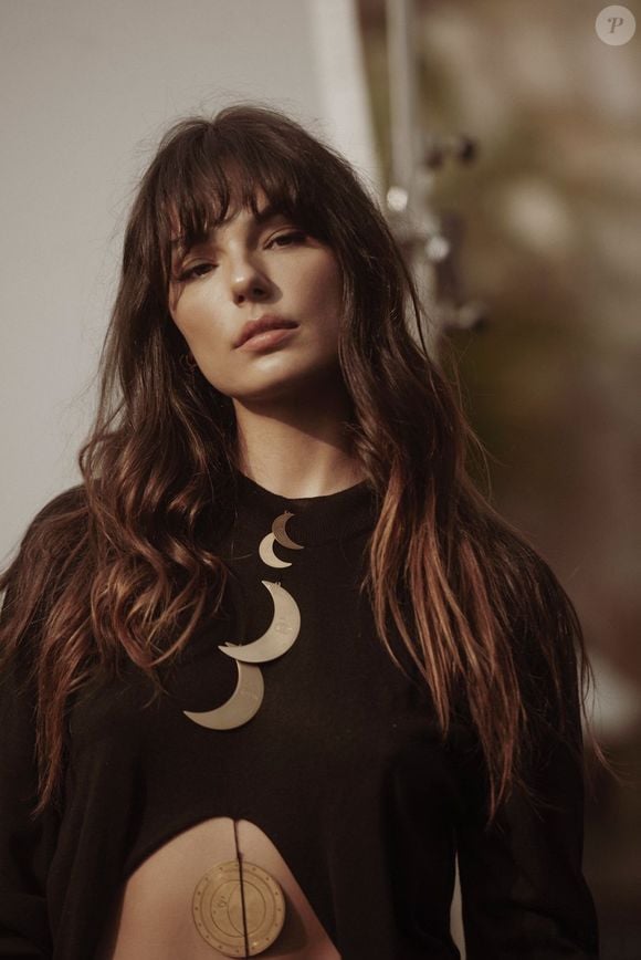Isis Valverde já cortou o cabelo com Curtains Bags, utilizando uma franja mais curta no meio e longa nas laterais