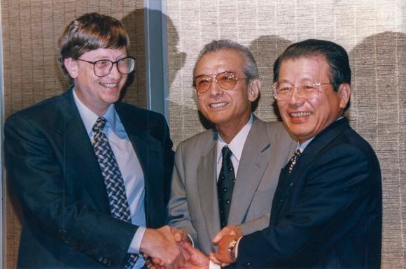 A Sports Illustrated, citada pelo Independent UK, chegou a transformar a história de Hiroshi Yamauchi, que aparece na foto ao lado de homens de negócios como Bill Gates e Shozo Hashimotoem, uma brincadeira inspirada nos videogames, imaginando o bilionário em uma missão para salvar o jogador Ken Griffey Jr.