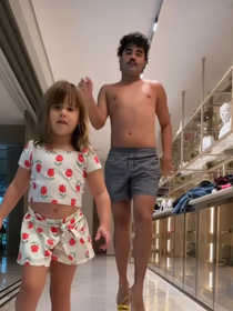 Minha afilhada pediu e eu não pude negar: as novas sandálias Melissa das 'Meninas Superpoderosas' com salto 'kitten heel' são estilosas e despertaram a nostalgia dos anos 90 e viraram o primeiro saltinho dela