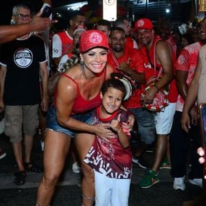 Viviane Araújo posou para fotos com fãs