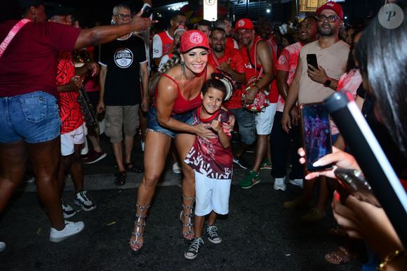 Viviane Araújo posou para fotos com fãs