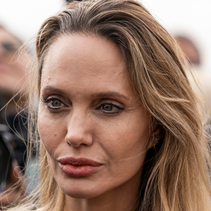 R$ 154 milhões, 6 filhos, 5 países e 'vida nômade': Angelina Jolie, aos 51 anos, vende mansão em Hollywood e revela destinos surpreendentes para nova fase