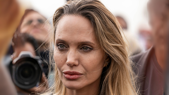 R$ 154 milhões, 6 filhos, 5 países e 'vida nômade': Angelina Jolie, aos 51 anos, vende mansão em Hollywood e revela destinos surpreendentes para nova fase
