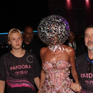 Adriane Galisteu combinou vestido míni repleto de bordados com acessório exótico na cabeça