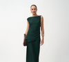 Com saia midi evasê e blusa de barra assimétrica, o conjunto verde-musgo da Renner aposta em uma modelagem sofisticada que valoriza a silhueta sem abrir mão do conforto