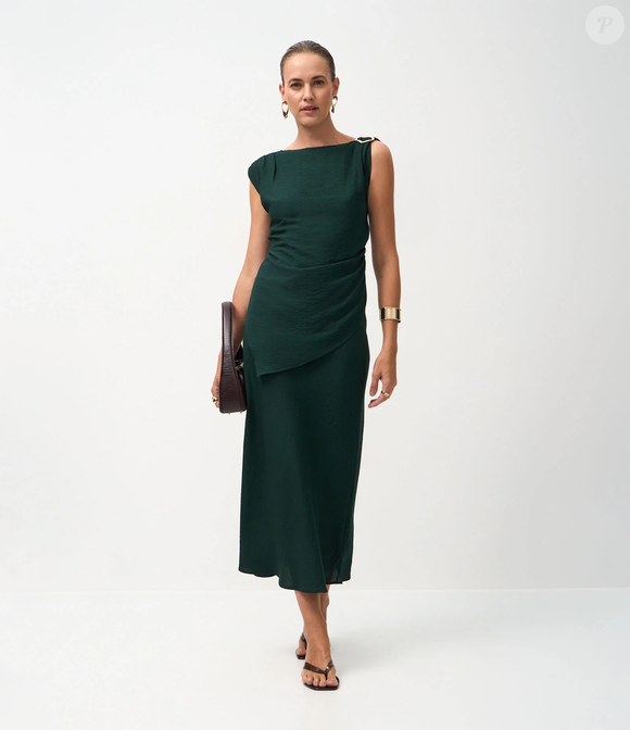 Com saia midi evasê e blusa de barra assimétrica, o conjunto verde-musgo da Renner aposta em uma modelagem sofisticada que valoriza a silhueta sem abrir mão do conforto