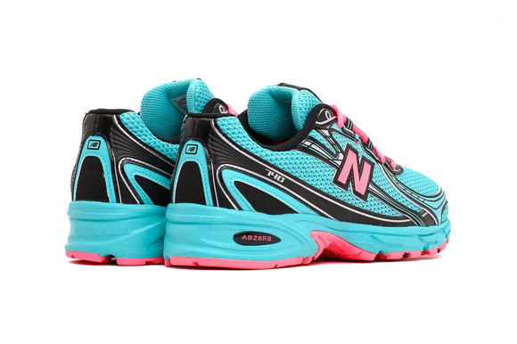 Disponível na Farfetch, o New Balance 740 "Cyber Jade" chama atenção pelo visual inspirado em referências tropicais e pelo design retrô esportivo