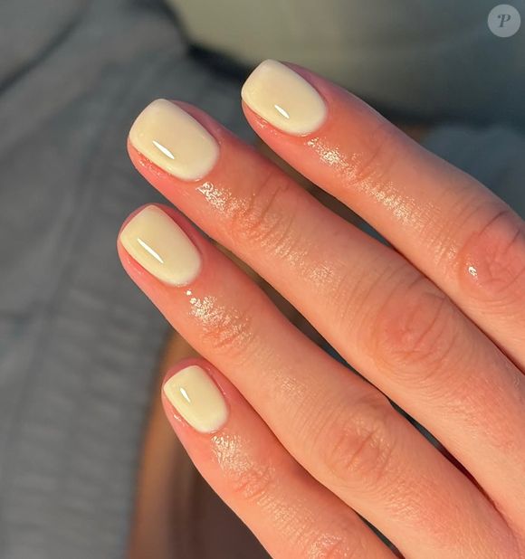 Unhas quadradas amarelo manteiga são favoritas de muitas fashionistas: a cor está presente em roupas, sapatos, e agora nas suas mãos. Transmite tranquilidade e segurança, além de ser versátil.