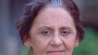Laura Cardoso ensinou valiosa lição sobre o amor aos 73 anos; com mais de meio século de carreira, atriz viveu triângulo amoroso em novela: 'Se a pessoa tiver que se apaixonar, tenha a idade que tiver, vai se apaixonar. Está de pé, está viva, por que não?'