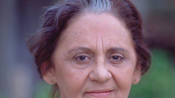 Laura Cardoso ensinou valiosa lição sobre o amor aos 73 anos; com mais de meio século de carreira, atriz viveu triângulo amoroso em novela: 'Se a pessoa tiver que se apaixonar, tenha a idade que tiver, vai se apaixonar. Está de pé, está viva, por que não?'
