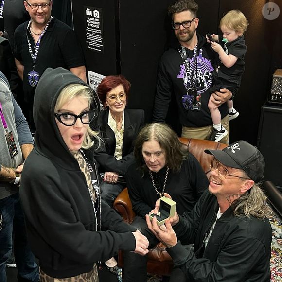 Em sua última aparição pública, Ozzy Osbourne foi clicado reagindo a um pedido de casamento da filha Kelly bem na sua frente