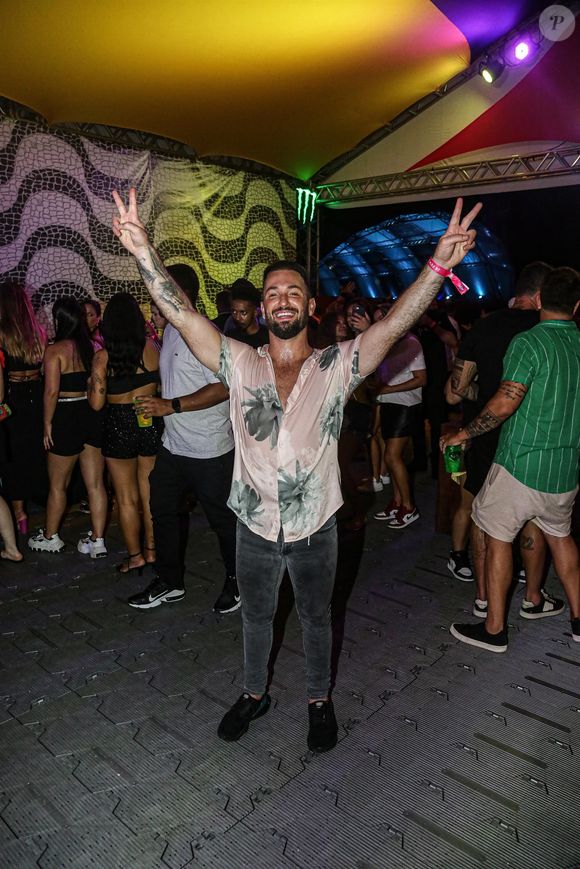 Diego Hypólito possui uma cirurgia de alinhamento de nariz, além de rinoplastia