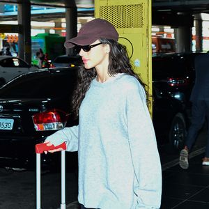 Bruna Marquezine também usou um boné marrom escuro da marca de Sasha Meneghel, a Mondepars, avaliado em R$ 269, que adicionou um toque urbano ao visual.