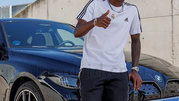 Lamborghini de R$ 4 milhões, Maybach raro e BMW elétrico: Vini Jr. tem coleção milionária de carros, mas não dirige nenhum por motivo curioso