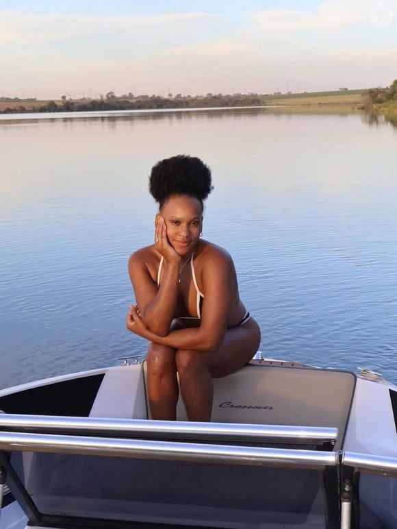 Campeã olímpica, Rebeca Andrade exibe cabelo natural com rabo de cavalo alto