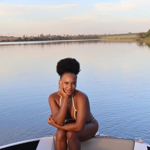 Campeã olímpica, Rebeca Andrade exibe cabelo natural com rabo de cavalo alto