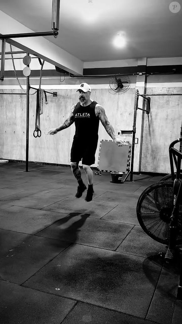 Cristiano Pereira, por meio de sua defesa, informa que ingressou com uma ação de inversão de guarda e alega que há alienação parental na acusação, que ele garante ser falsa