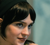 Na Netflix, ‘Acompanhante Perfeita’ combina inteligência artificial, romance e humor. Sophie Thatcher interpreta Iris, protagonista que vê sua vida mudar após uma revelação inesperada