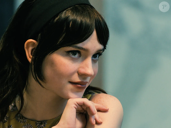 Na Netflix, ‘Acompanhante Perfeita’ combina inteligência artificial, romance e humor. Sophie Thatcher interpreta Iris, protagonista que vê sua vida mudar após uma revelação inesperada