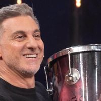 Luciano Huck divide web por crítica polêmica e controversa ao Bolsa Família: 'Perversidade da burguesia' x 'captura de votos'. Vídeo!