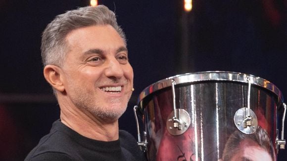 Luciano Huck divide web por crítica polêmica e controversa ao Bolsa Família: 'Perversidade da burguesia' x 'captura de votos'. Vídeo!