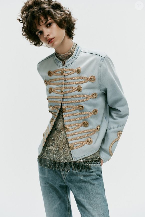 A jaqueta de denim de R$ 439,00 atualiza o look com uma modelagem curta que valoriza a cintura e deixa a silhueta mais equilibrada