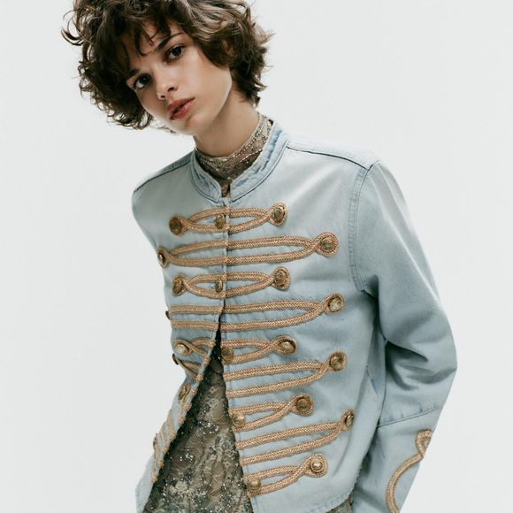 A jaqueta de denim de R$ 439,00 atualiza o look com uma modelagem curta que valoriza a cintura e deixa a silhueta mais equilibrada