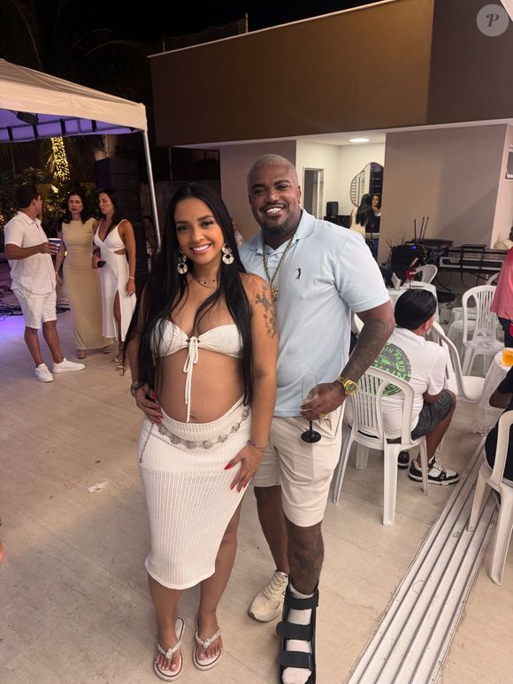 "Ela afirmou que o cantor tentou agredi-la com tapas e socos e chegou a tentar chutar sua barriga durante o conflito", disse o colunista Leo Dias