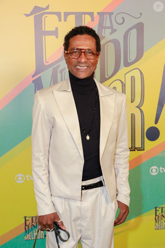 Luis Miranda apostou em um terno branco, com uma blusa preta de gola alta