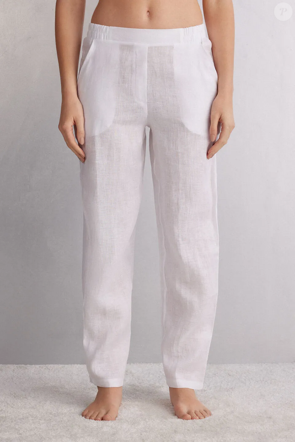Fluida e elegante, a calça branca de linho da Intimissimi é perfeita para combinar com marrom, caramelo e bege, trio que domina os looks mais refinados do inverno de 2026