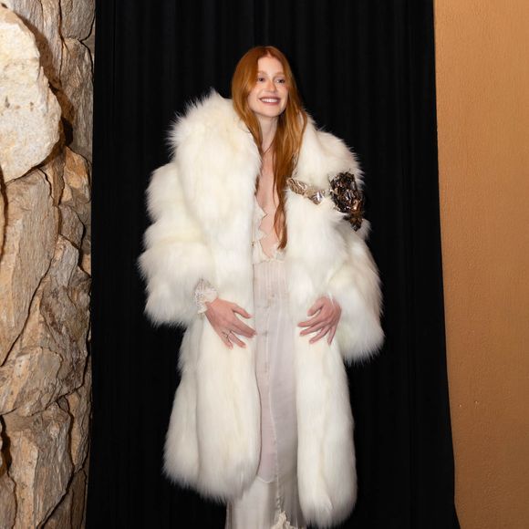 Para se proteger do frio, Marina Ruy Barbosa incrementou o look com um casaco de pelos longo e super estiloso