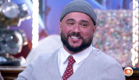 Ed Gama não se segurou e fez uma piada sobre o envolvimento de Belo e Gracyanne Barbosa