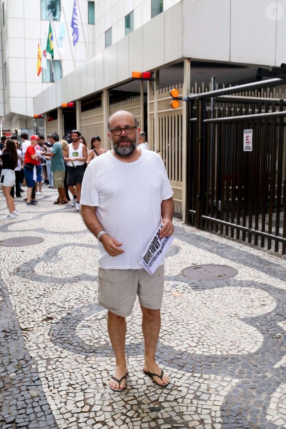 Otávio Muller na manifestação em Copacabana contra a anistia dos condenados pelo golpe de 8 de janeiro