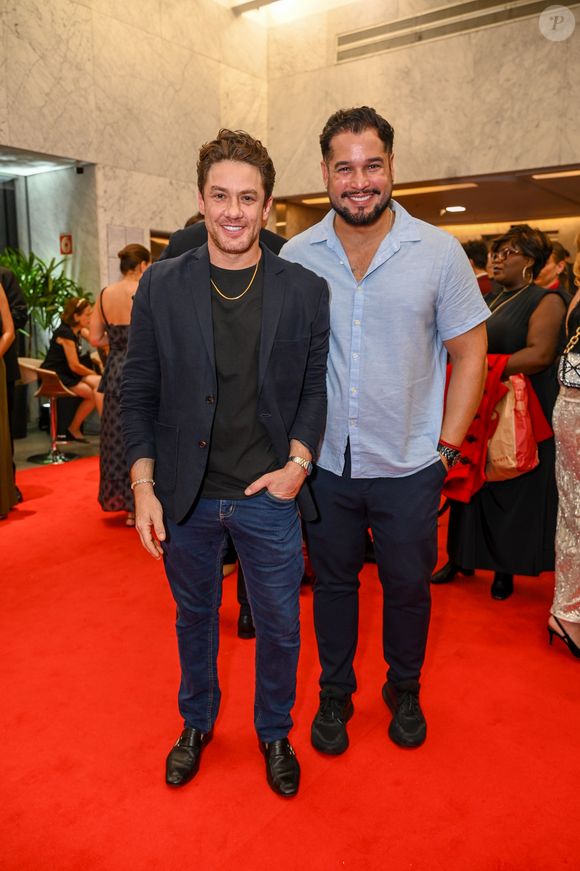 Leonardo Miggiorin foi com o namorado, o empresário João Victor Amado, à festa de 10 anos do teatro Santander, em SP