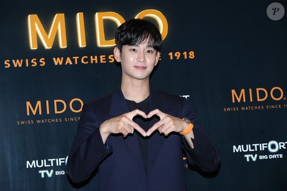 Advogado criticou a postura de Kim Soo-hyun ao negar o relacionamento com Kim Sae-ron e mostrou uma carta escrita pela atriz