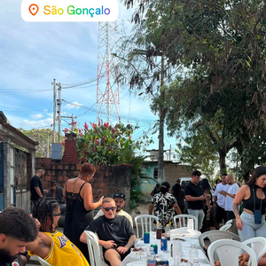 Virgínia Fonseca e Vini Jr. curtem churrasco em São Gonçalo com mesa cheia de amigos e comidas