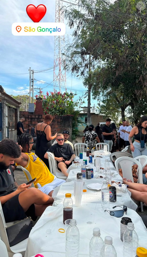 Virgínia Fonseca e Vini Jr. curtem churrasco em São Gonçalo com mesa cheia de amigos e comidas