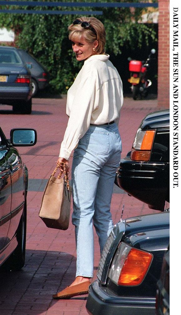 Segundo a Vogue, Diana comprou uma bolsa Gucci marrom com alça de bambu em 1991, acessório que passou a fazer parte de seu guarda-roupa e que, em 2021, recebeu oficialmente o nome Gucci Diana após o relançamento feito por Alessandro Michele