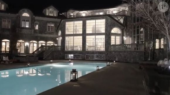 Vini Jr. alugou castelo com 13 quartos e 12 banheiros, além de duas piscinas, sendo a externa cercada por pátio de pedra