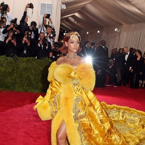 De acordo com a revista, referências da moda, como peças da Gucci e um look icônico de Rihanna, influenciaram diretamente a decoração da residência
